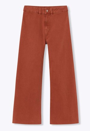 Pantalon large couleur rouille avec ceinture, passants, bouton à l'avant et fermeture éclair, présenté à plat sur un fond clair.