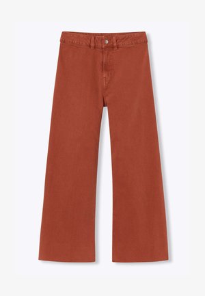 Pantalon large couleur rouille avec ceinture, passants, bouton à l'avant et fermeture éclair, présenté à plat sur un fond clair.