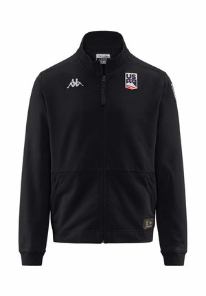 Giacca nera con zip, colletto alto, maniche lunghe, due tasche frontali, logo Kappa sul petto e insegna degli Stati Uniti sul lato sinistro.