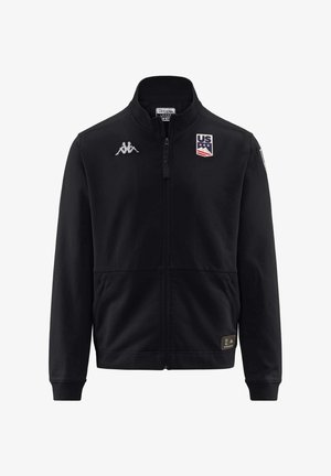 Giacca nera con zip, colletto alto, maniche lunghe, due tasche frontali, logo Kappa sul petto e insegna degli Stati Uniti sul lato sinistro.