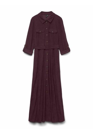 Robe longue en bordeaux foncé avec un boutonnage sur le devant, un col et deux poches poitrine ; elle présente des manches à rabat et une ceinture en tissu assortie.