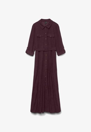 Robe longue en bordeaux foncé avec un boutonnage sur le devant, un col et deux poches poitrine ; elle présente des manches à rabat et une ceinture en tissu assortie.