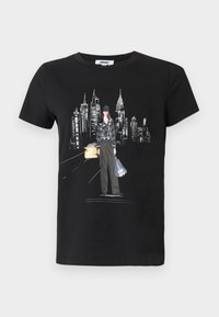 Μαύρο κοντομάνικο μπλουζάκι με γραφικό που απεικονίζει μια φιγούρα σε αστικό τοπίο με ένα κίτρινο ταξί, λεπτομερειες με λευκές γραμμές και ακτίνες.