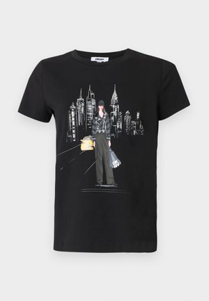 Μαύρο κοντομάνικο μπλουζάκι με γραφικό που απεικονίζει μια φιγούρα σε αστικό τοπίο με ένα κίτρινο ταξί, λεπτομερειες με λευκές γραμμές και ακτίνες.