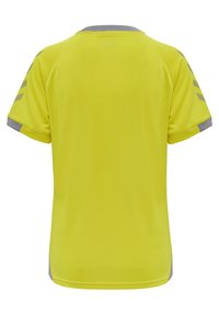 Gul sportströja med grå detaljer, korta ärmar, rund hals och en texturerad tygkvalitet. Har diagonala randiga mönster på ärmarna.