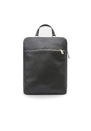 Valigetta in pelle nera testurizzata con manico superiore e tasca frontale con cerniera, in posizione verticale su sfondo bianco.