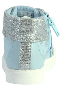 Stivale alla caviglia in ecopelle azzurro chiaro con dettagli in glitter argento, zip laterale e suola bianca maculata. Presenta un motivo a fiocchi di neve sul materiale.