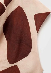Material de culoare maro și crem, cu forme abstracte și neregulate. Materialul pare moale, cu o textură netedă și nuanțe de culoare subtile.