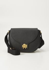 Borsa a tracolla in pelle nera con una pattina curva, hardware dorato e superficie texture. Presenta una tracolla nera a contrasto con dettagli del logo.