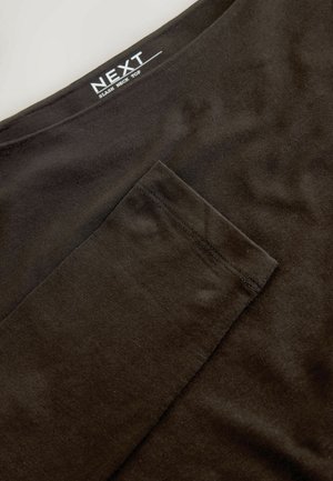 Czarna bawełniana bluzka z dekoltem w serek, gładką fakturą i krótkimi rękawami, z małą kieszonką z przodu.