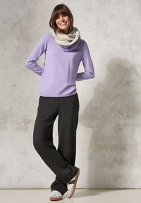 Lys lilla langærmet top, grå tørklæde, sorte brede bukser, hvide sneakers med gummisåler. Glat tekstur, afslappet pasform, casual stil.