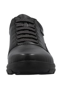 Scarpa nera in pelle con lacci neri a motivo, punta tonda e suola spessa, mostrata da una vista frontale su sfondo bianco.