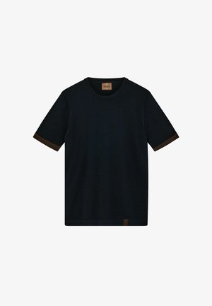 Tmavomodré krátke pletené tričko s krátkym rukávom, hnedým lemovaním na manžetách rukávov a malou hnedou značkou na leme, okrúhly výstrih.