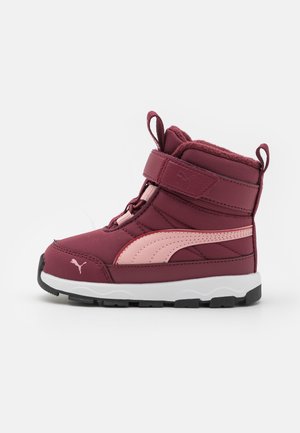Bottes pour enfants de couleur maroon et rose avec une surface texturée, une sangle velcro, un col rembourré et une semelle en caoutchouc noir pour une meilleure traction.