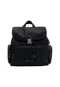 Mochila de nylon negra con cierre de solapa, bolsillo frontal con cremallera, bolsillos laterales y herrajes de marca. Cuenta con un asa trenzada y correas ajustables.