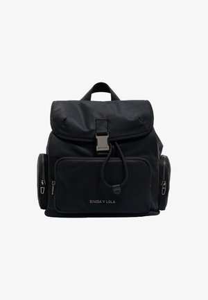 Črn najlon nahrbtnik z zloženim pokrovom, sprednjim žepom z zadrgo, stranskimi žepki in blagovno znamko opreme. Ima tkano ročaj in nastavljive naramnice.