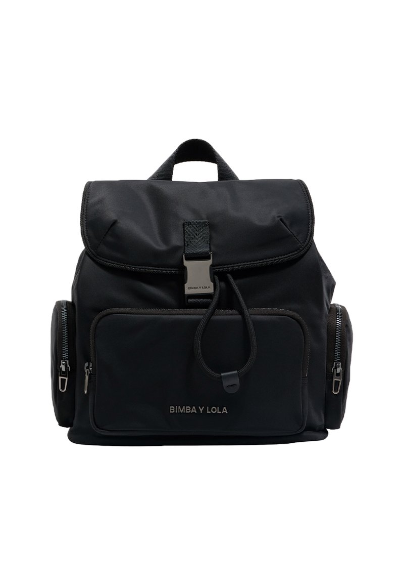 Mochila de nylon negra con cierre de solapa, bolsillo frontal con cremallera, bolsillos laterales y herrajes de marca. Cuenta con un asa trenzada y correas ajustables.