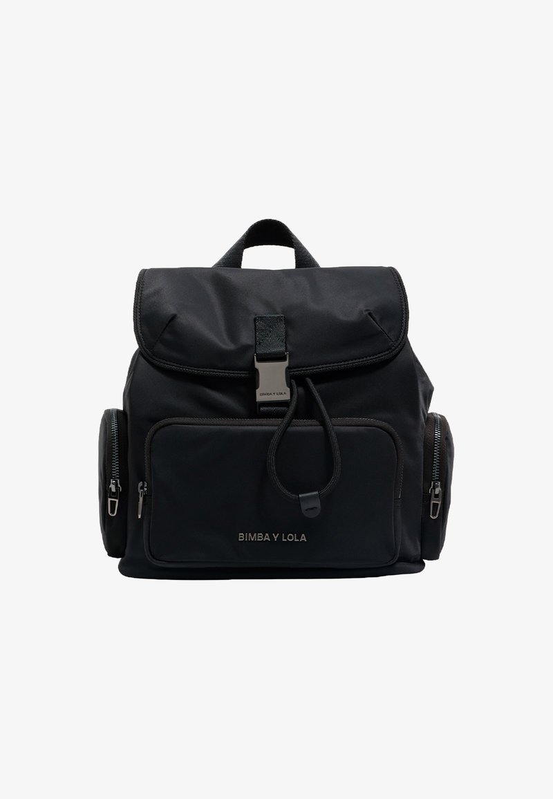 Mochila de nylon negra con cierre de solapa, bolsillo frontal con cremallera, bolsillos laterales y herrajes de marca. Cuenta con un asa trenzada y correas ajustables.