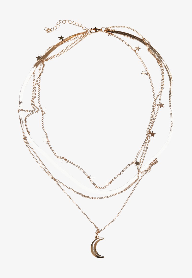 Colier stratificat cu ton de aur, prezentând lanțuri cu accente de stea și un pandantiv în formă de lună, combinând materiale metalice și panglici.