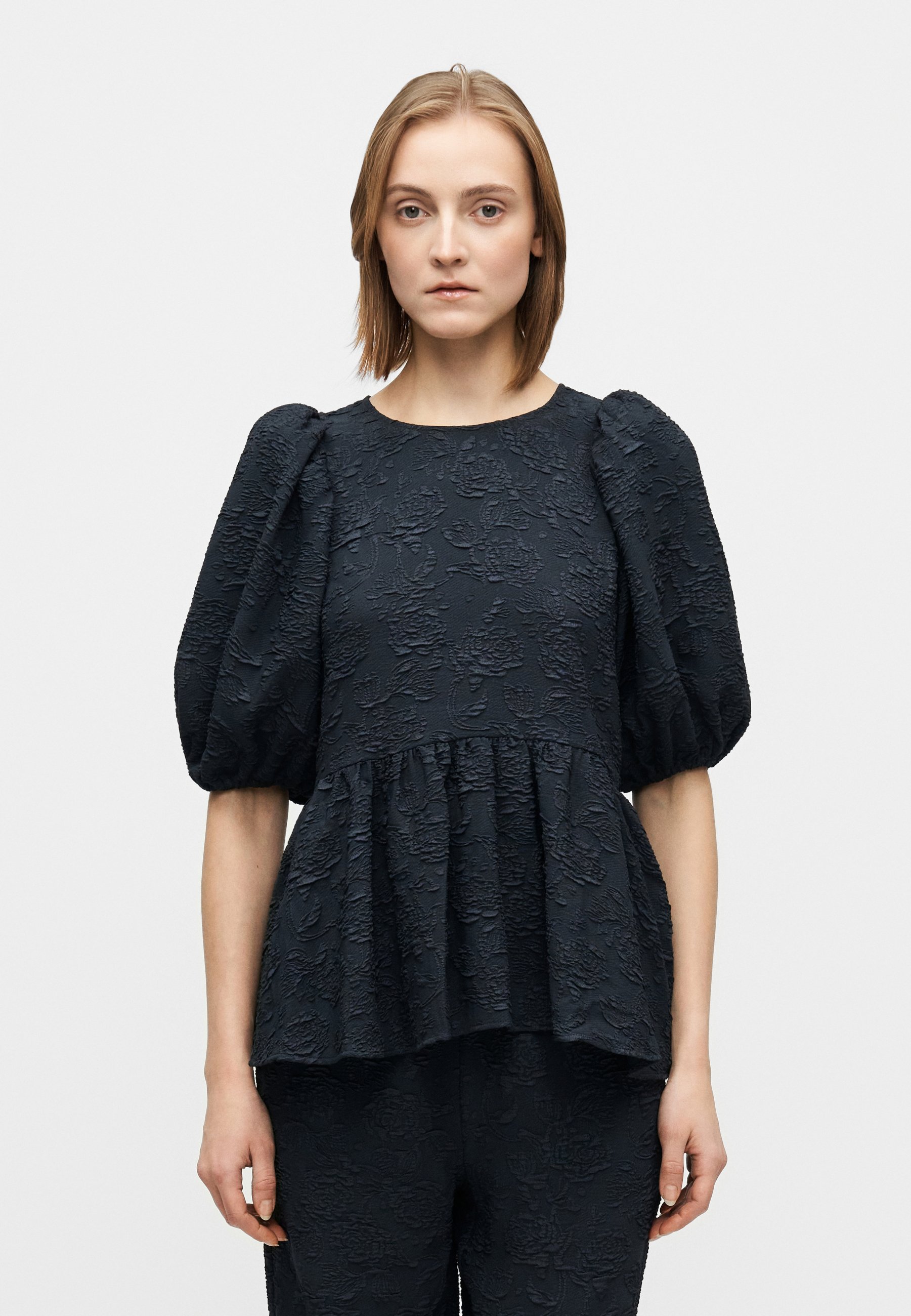 Stine Goya PUFF SLEEVE PEPLUM - Blouse - garden relief/dark blue 