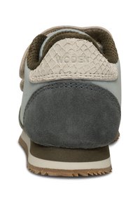 Sneaker mit einem hellblauen Obermaterial, olivgrüner Wildlederferse, beigen strukturierten Lederakzenten und einer braunen Gummisohle. Mit geprägtem Logo.