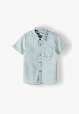 Korte mouw button-up shirt van lichtblauwe stof met bladerenpatroon, borstzak en houten knopen; zachte textuur en casual ontwerp.