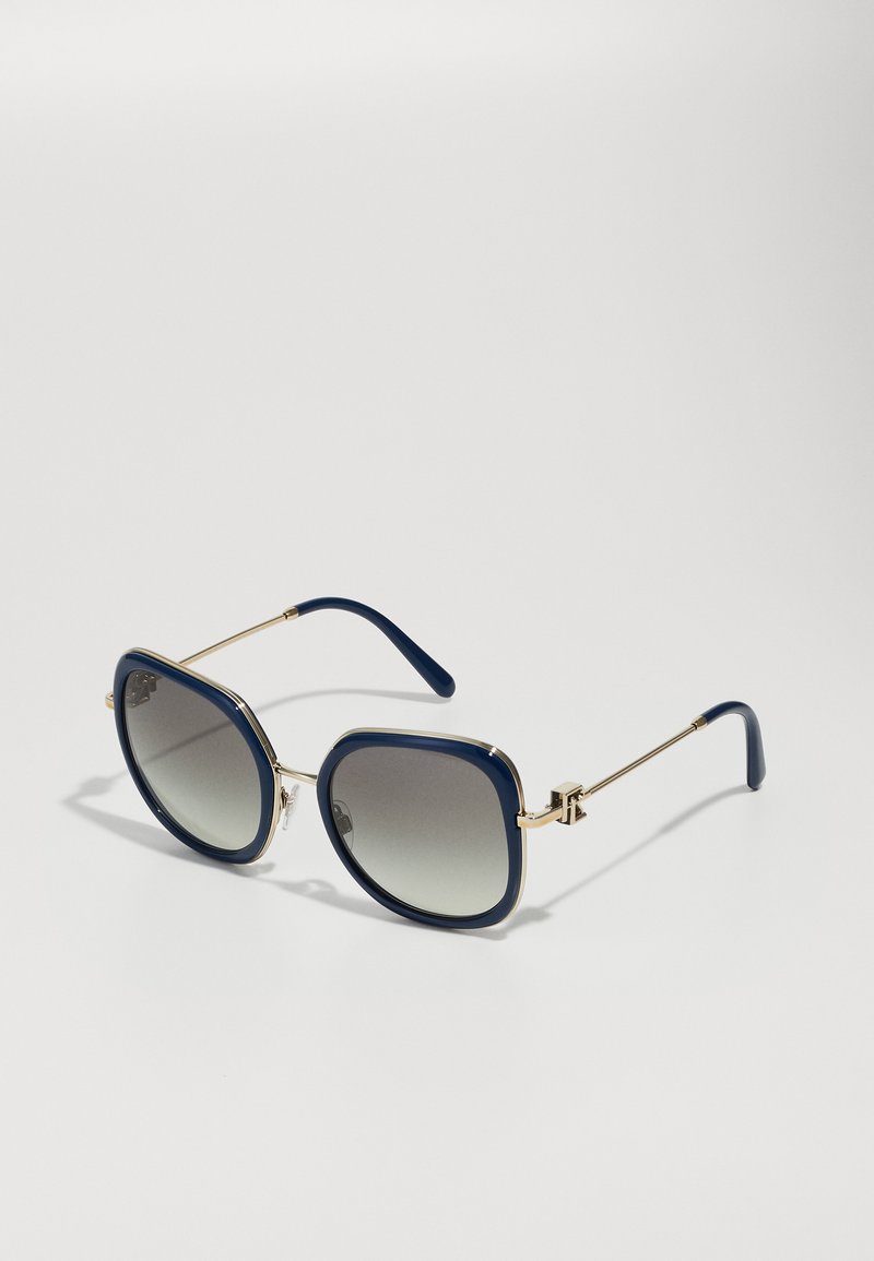 Ochelari de soare cu o ramă din plastic de culoare albastru marin, lentile gri cu gradient, accente din metal auriu și o formă pătrată cu colțuri rotunjite.