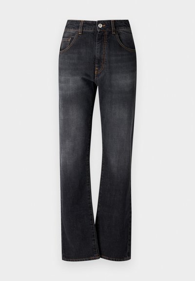 Jeans de gangue preta com um design de perna reta, apresentando costuras laranja, estilo de cinco bolsos e um fecho de botão clássico na cintura.