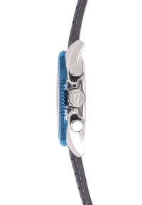 Sidabrinis laikrodis su mėlynu rėmeliu, dviem mygtukais ir juodu odiniu dirželiu. Pastebimos detalės apima tekstūruotą rėmelį ir reljefinį logotipą.