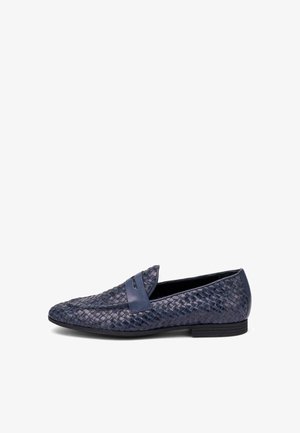 Mocassin pour homme en cuir tressé bleu foncé avec une lanière lisse sur le dessus et un petit talon noir.