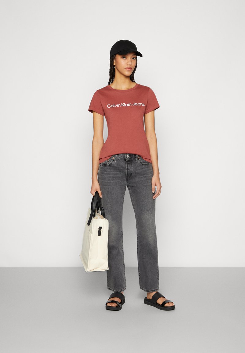 Calvin Klein Jeans - INSTITUTIONAL LOGO TEE 2 PACK - T-shirt print - bright white/terracotta tile, Vergroten