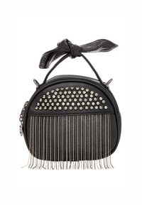 Schwarze, runde Handtasche aus Leder, mit silbernen Nieten an der Oberseite und hängendem silbernem Kettenfransen am Boden. Mit einem geknoteten Griff.