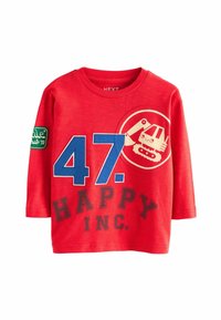 Czerwony t-shirt z długim rękawem, z niebieskim napisem "47" oraz "HAPPY INC.". Zawiera grafikę uśmiechniętej koparki oraz zieloną naszywkę na rękawie.