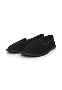 Chaussures noires en daim à enfiler avec un bout pointu, une bordure élastique et une semelle en caoutchouc texturée. Design simple, sans embellissements ni motifs.
