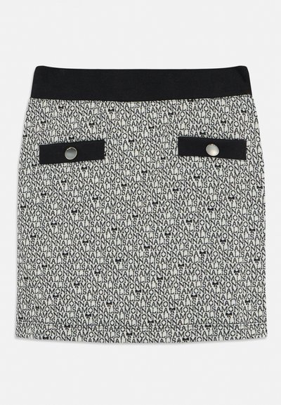 Fustă albă cu model repetat de text negru "MONNALISA", talie neagră și două buzunare negre frontale cu închideri cu nasturi argintii.