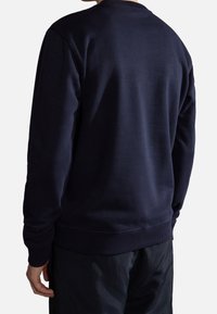 Felpa in cotone blu navy con girocollo, polsini e orlo a costine, con una texture liscia e una vestibilità comoda. Vista posteriore visibile.