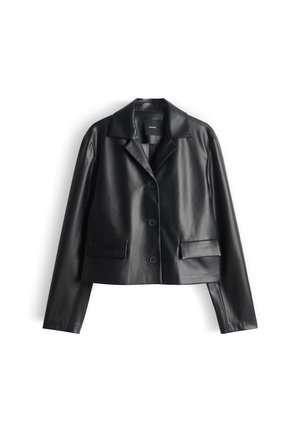 Schwarze Leder-Bikerjacke mit Reverskragen, einem einzigen Knopfverschluss und zwei vorderen Taschen. Glatte Textur und taillierte Passform.