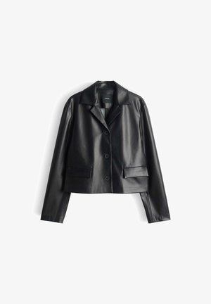 Schwarze Leder-Bikerjacke mit Reverskragen, einem einzigen Knopfverschluss und zwei vorderen Taschen. Glatte Textur und taillierte Passform.