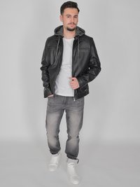 Svart läderjacka med grå huva, framdragkedja, två bröstfickor, bärs över en vit t-shirt, tillsammans med grå jeans och vita sneakers.