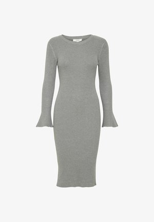 Rochie tricotată gri, cu nervuri, cu mâneci lungi și manșete evazate. Siluetă ajustată care se îngustează până la genunchi, cu un decolteu rotund.