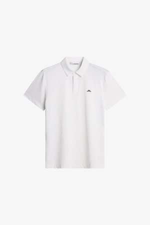 Balti trumpomis rankovėmis polo marškinėliai su apykakle ir dviejų mygtukų plokštelė, ant kairės krūtinės yra mažas juodas logotipas.
