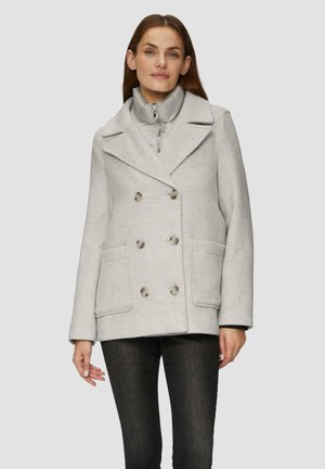 Manteau double boutonnage gris clair avec un col à revers, deux poches avant et des boutons argentés ; présente un col rembourré en dessous.
