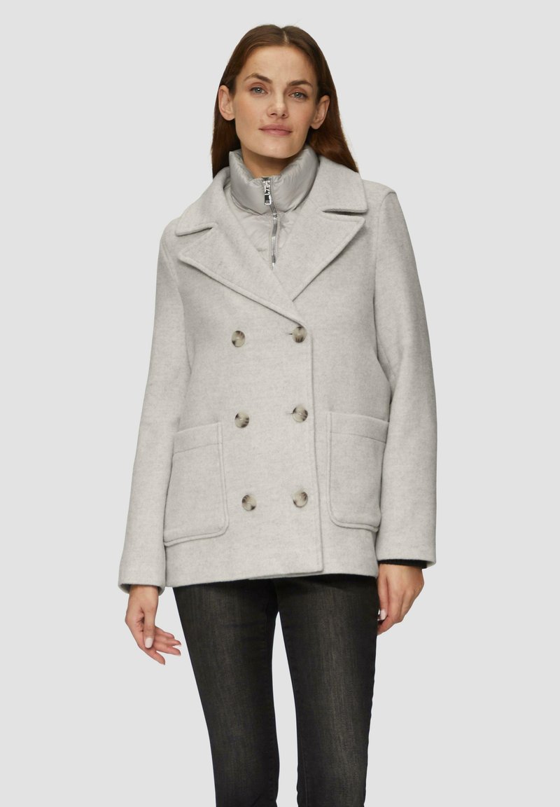 Helle graue doppelte Jacke mit Reverskragen, zwei Fronttaschen und silberfarbenen Knöpfen; verfügt über einen gepolsterten Kragen darunter.