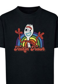 Sort T-shirt med en tegneseriegaffelkarakter med et smilende ansigt, røde lemmer, og teksten "Talkin' Trash" under en regnbue.
