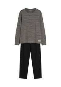 Graues Langarmshirt mit feinen weißen Streifen, kombiniert mit schwarzen Jogginghosen mit Kordelzug. Das Shirt hat einen runden Ausschnitt und ein kleines Logoetikett.