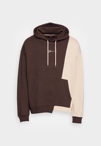 Felpa con cappuccio caratterizzata da un design a blocchi di colore con sezioni marrone scuro e beige chiaro, realizzata in tessuto morbido, dotata di tasca frontale e lacci.