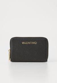 Schwarze Lederbörse mit strukturierter Oberfläche, goldenes "Valentino"-Logo auf der Vorderseite und einem Reißverschluss oben. Kompakte Bauweise.