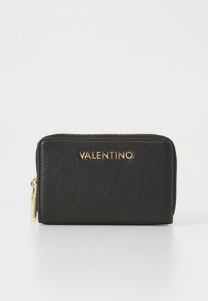 Crni kožni novčanik s teksturiranom površinom, zlatni "Valentino" logo šiven na prednjoj strani i zatvaranje na zip duž vrha. Kompaktni dizajn.