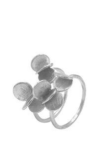 Sølvring med fem teksturerte sirkulære plater, koblet sammen med en glatt ring. Designet har en matt overflate med en subtil glans.