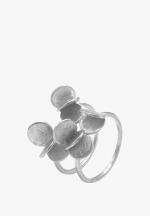 Silberner Ring mit fünf strukturierten runden Scheiben, verbunden durch ein glattes Band. Das Design hat eine matte Oberfläche mit einem subtilen Glanz.